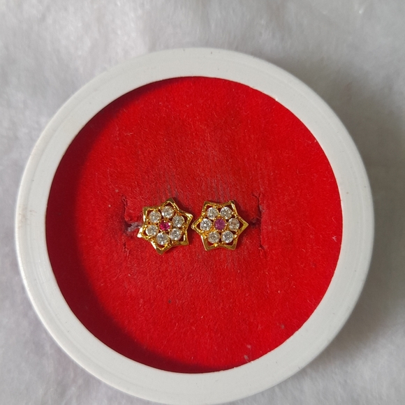Beautiful new shaining stone desiner studs - Picture 2 of 15